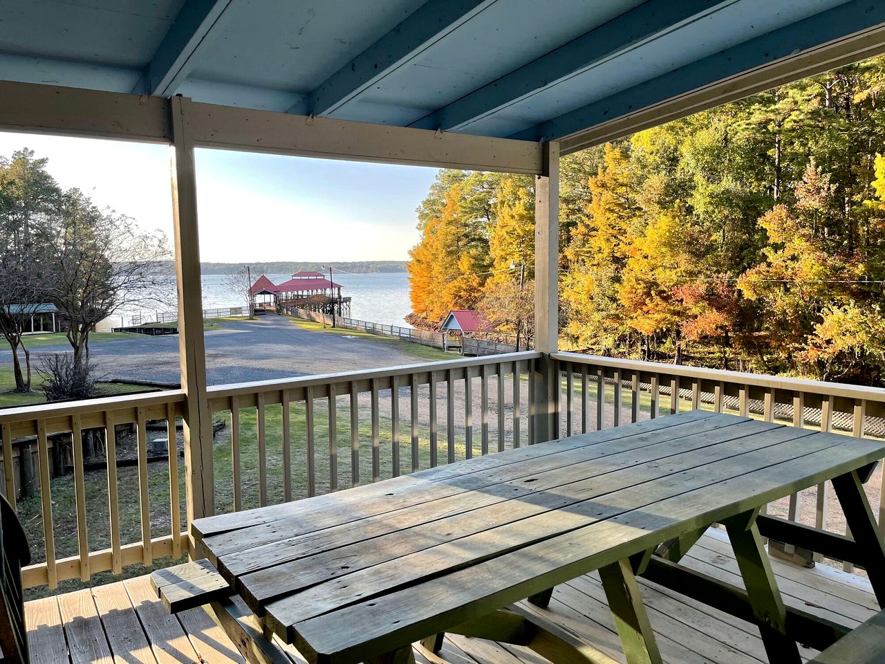 Spacious Lakeview Triplex Cabin with Water Park Access Near Zwolle, Louisiana