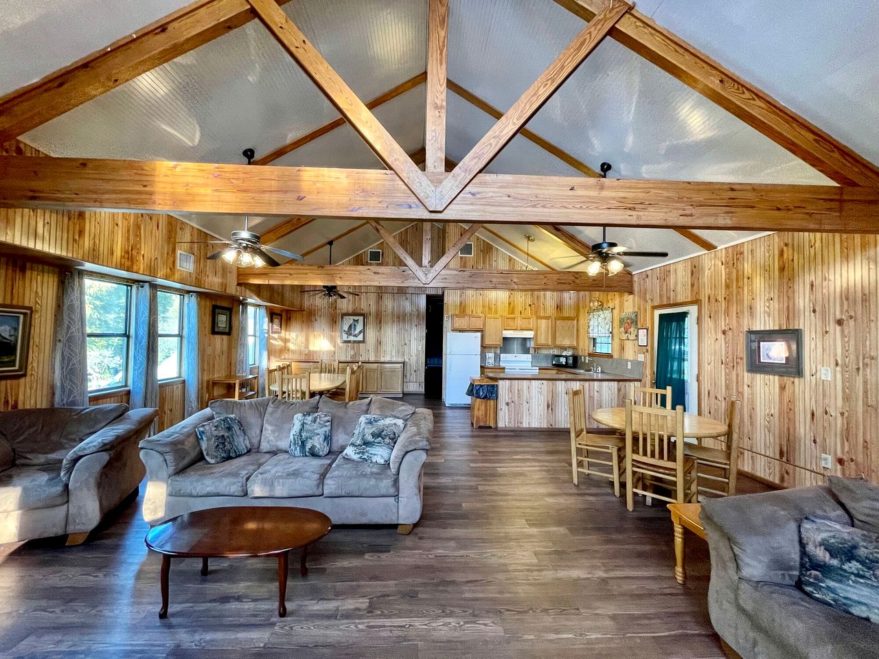 Spacious Lakeview Triplex Cabin with Water Park Access Near Zwolle, Louisiana