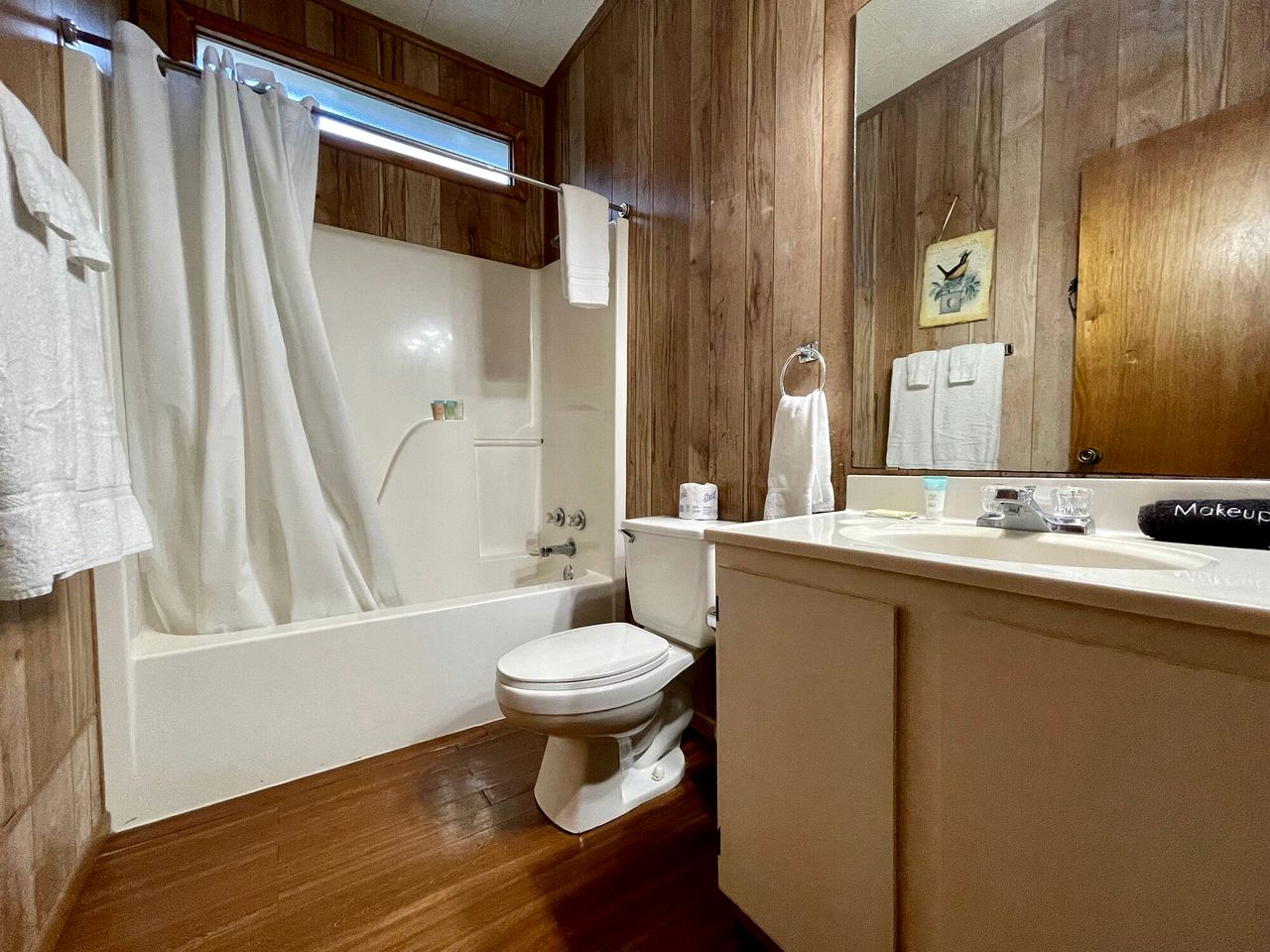 Spacious Lakeview Triplex Cabin with Water Park Access Near Zwolle, Louisiana