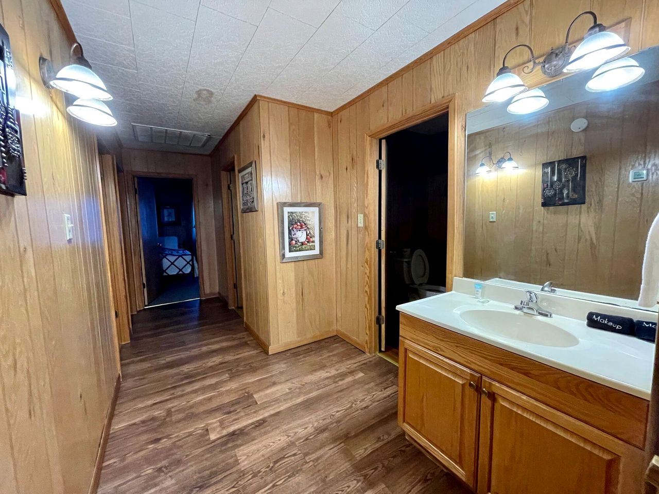Spacious Lakeview Lodge & Cabin Combo with Fishing Pier Access near Zwolle, Louisiana