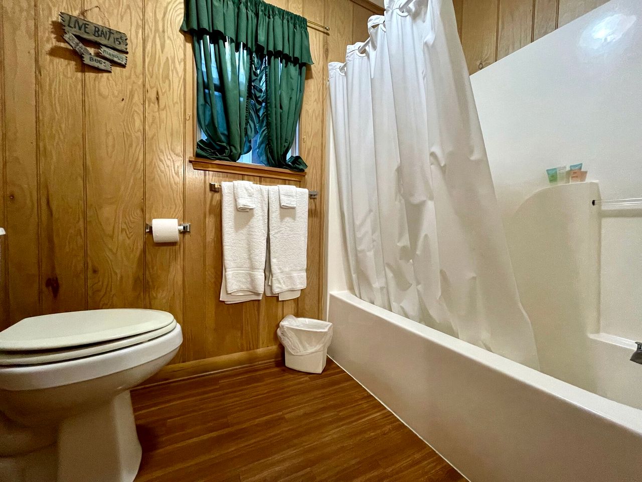 Spacious Lakeview Lodge & Cabin Combo with Fishing Pier Access near Zwolle, Louisiana
