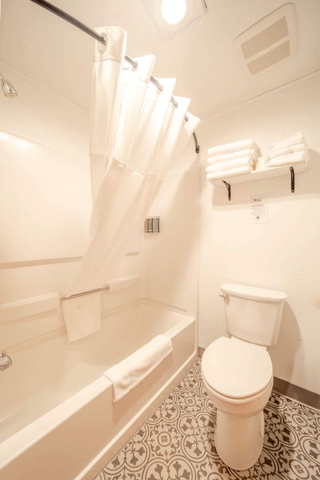 Charming Renovated Ground-Level Cabin with Quiet Setting Near Wall Drug – Wall, South Dakota