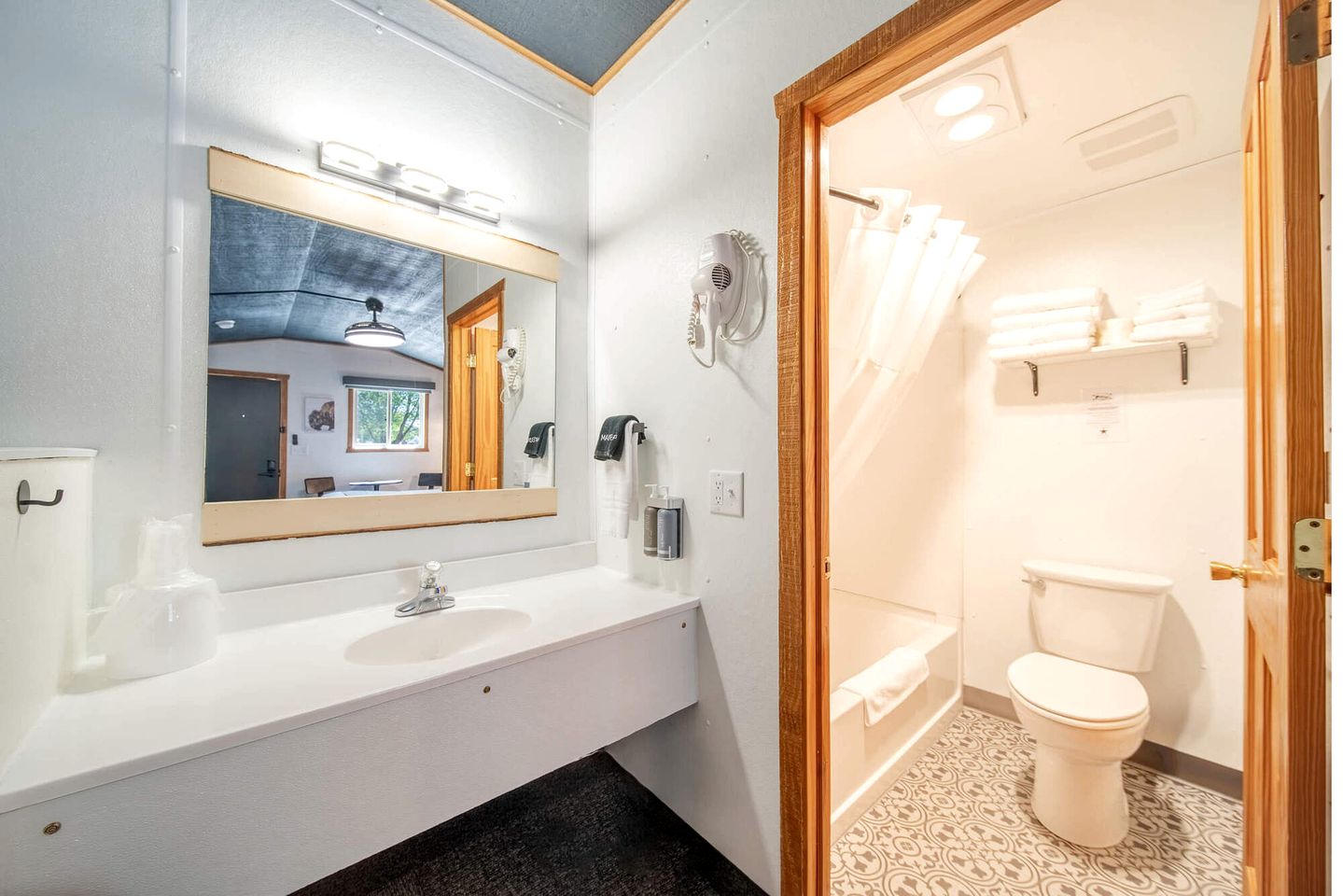 Charming Renovated Ground-Level Cabin with Quiet Setting Near Wall Drug – Wall, South Dakota