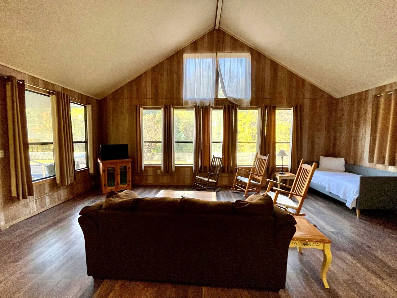 Spacious Triplex Cabin with Lake Views and Fishing Pier Near Zwolle, Louisiana