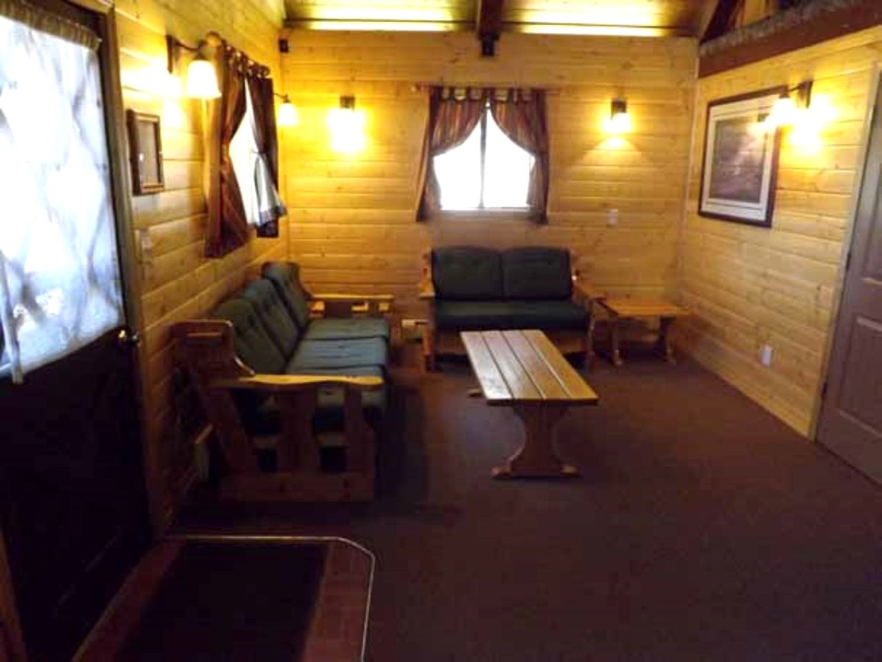 Cozy Forest Cabin Suitable for Small Groups in Arizona