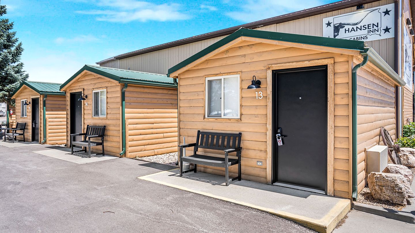 Freshly Remodeled Private Cabin with Ground-Level Privacy Near Wall Drug – Wall, South Dakota