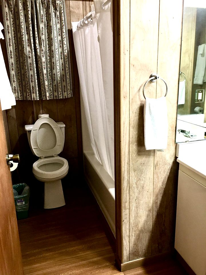 Spacious Triplex Cabin with Lake View & Fishing Pier, Shared Outdoor Deck, Near Zwolle, LA