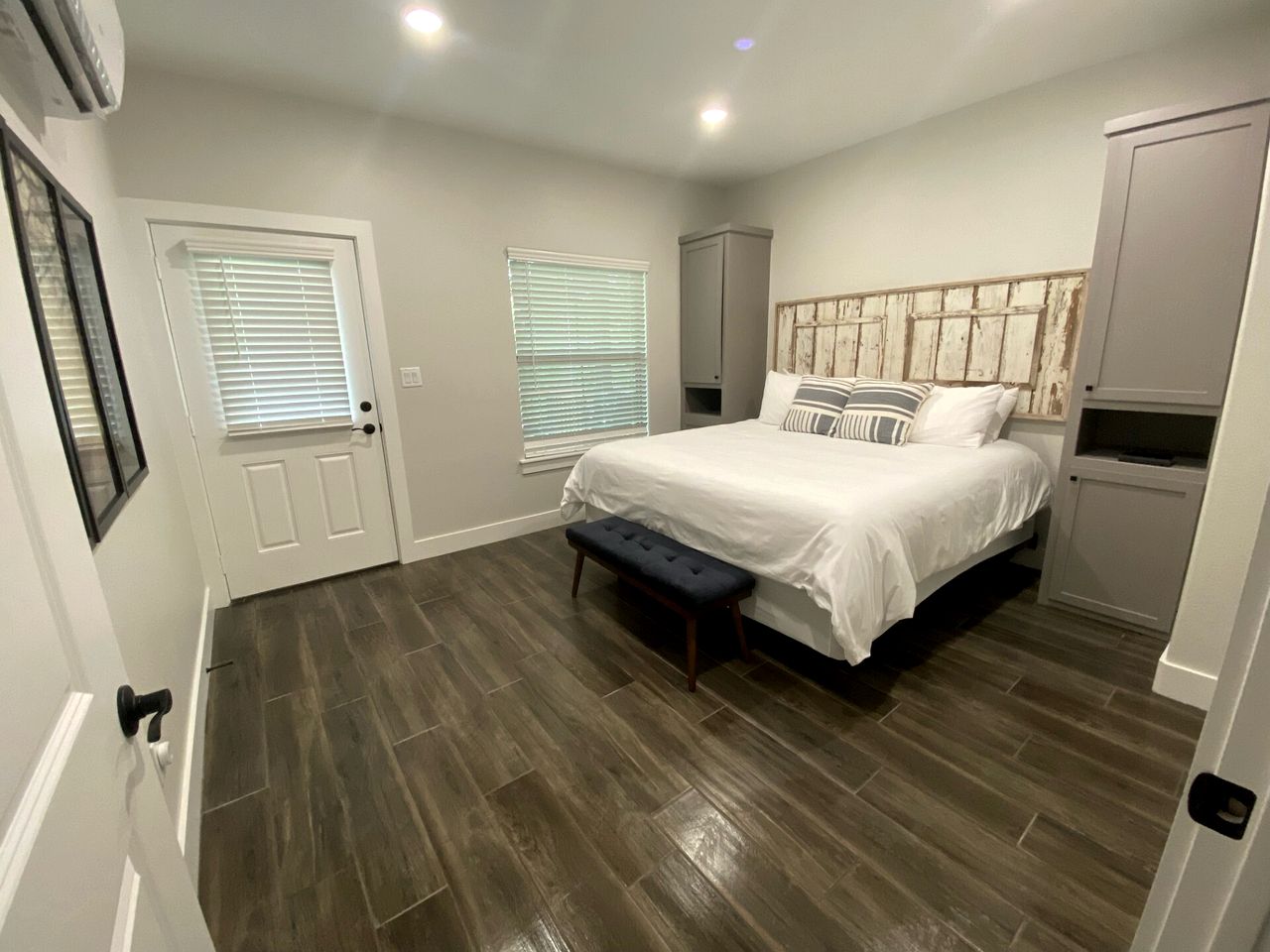 Pet-Friendly Waterfront Cabin with Loft Interior in Livingston, Texas