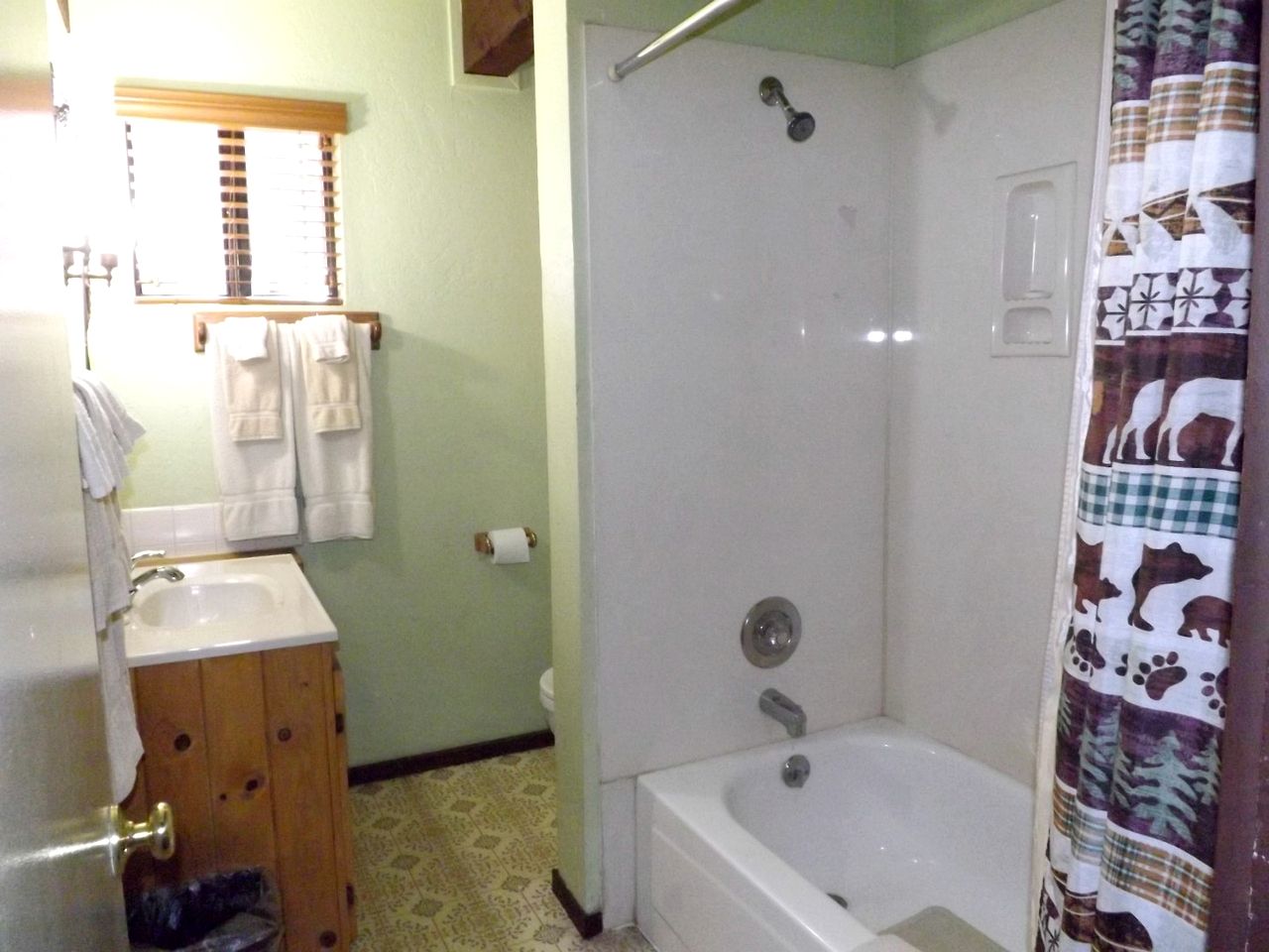 Spacious Cabin with Large Porch Ideal for Groups in Arizona