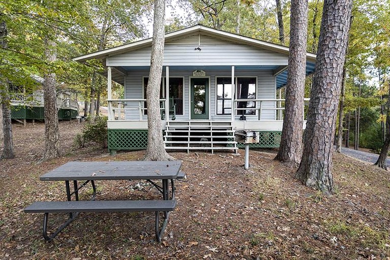 Spacious Lakeview Cabin with Fishing Pier Access Near Zwolle, Louisiana