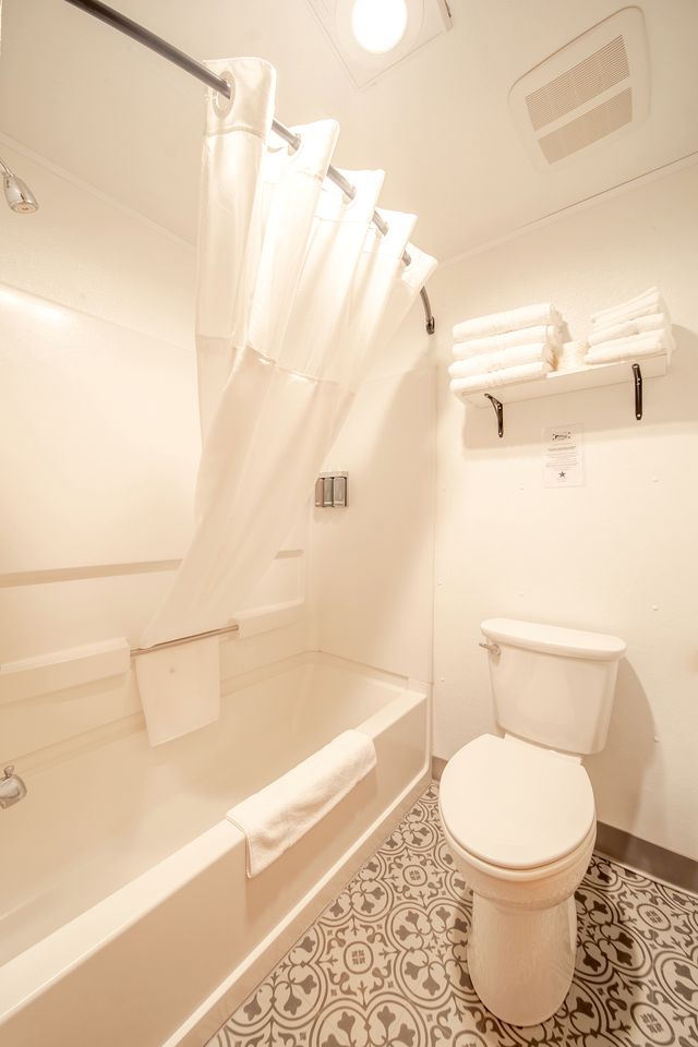 Cozy Dog-Friendly Cabin with Private Bench and Modern Amenities Near Wall Drug – Wall, South Dakota