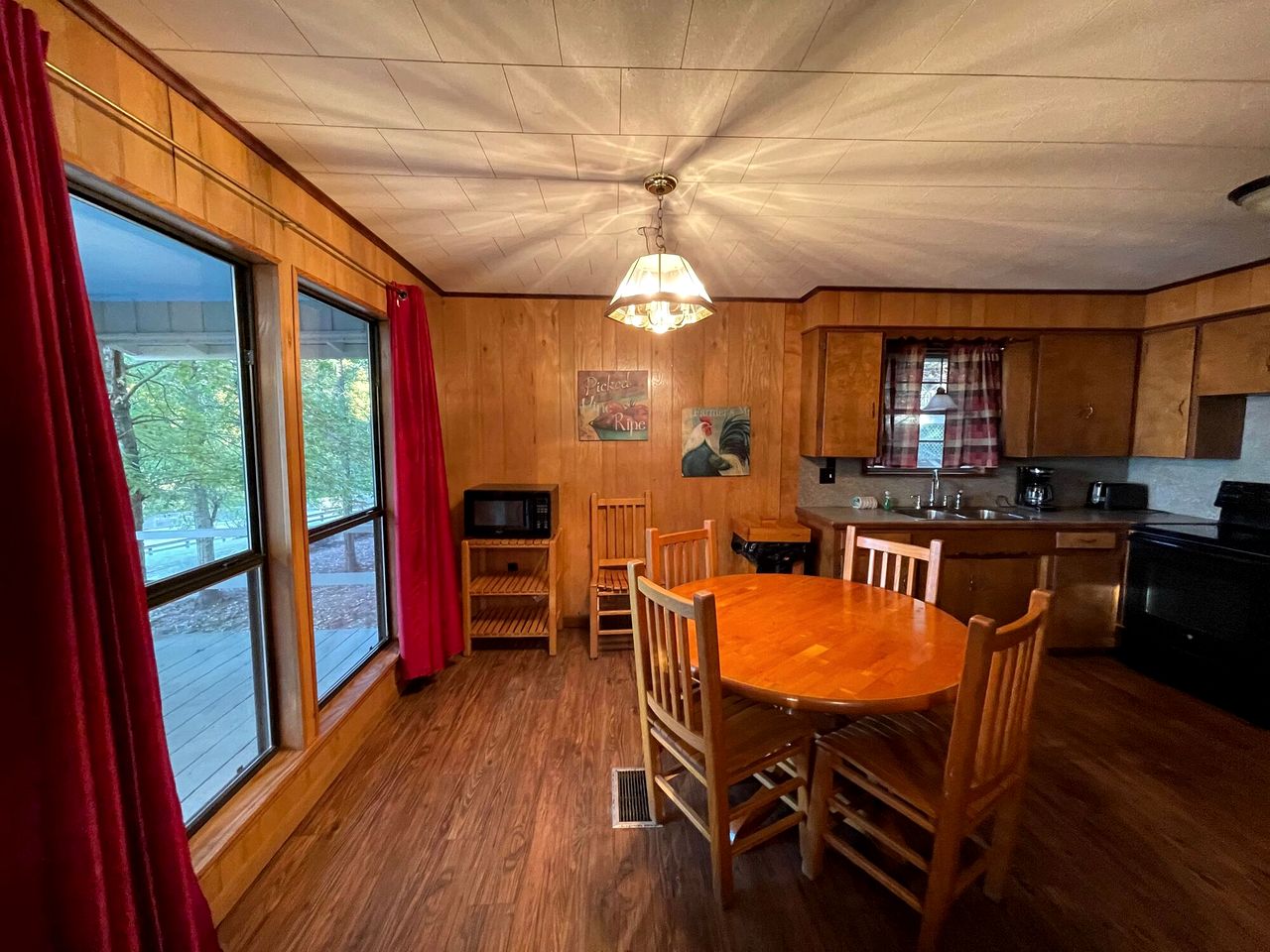 Spacious Lakeview Cabin with Fishing Pier Access Near Zwolle, Louisiana