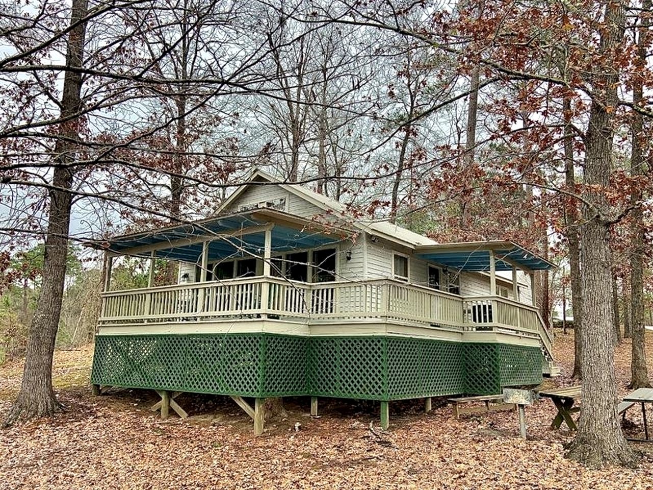 Inviting Lakefront Cabin with Boat Launch near Zwolle, Louisiana