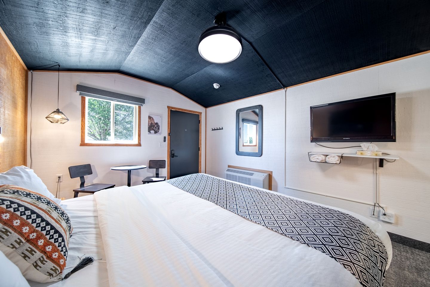 Quiet Remodeled Ground-Floor Cabin with Private Entrance Near Wall Drug – Wall, South Dakota