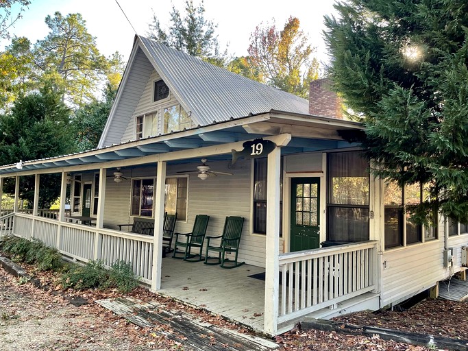 Spacious Luxury Retreat with Fire Pit & Resort Amenities Near Zwolle, Louisiana