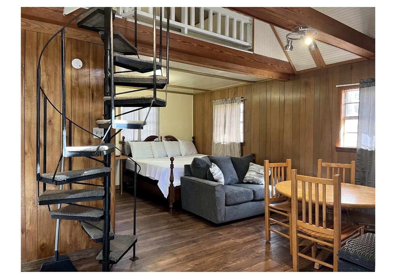 Cozy Loft Cabin with Private Pond Views Near Zwolle Louisiana