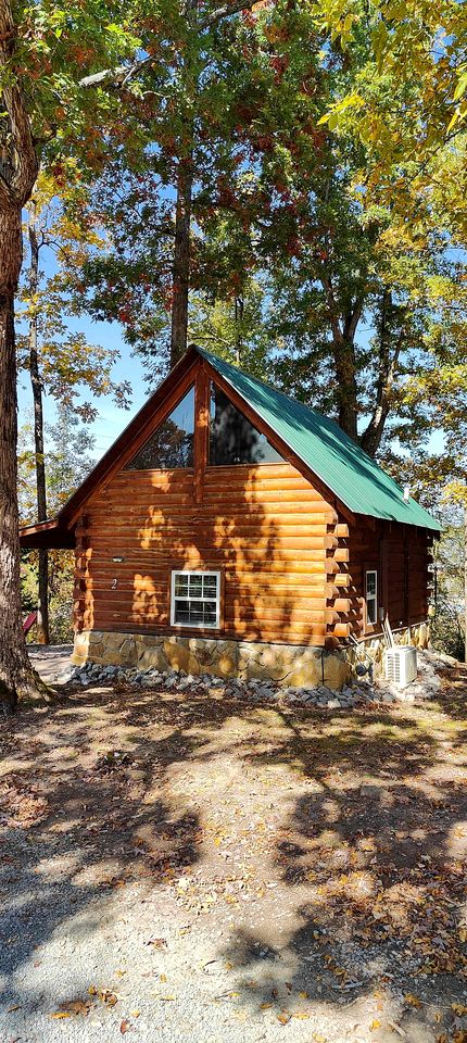 Cozy Log Cabin Retreat near Green River Lake State Park, Perfect for a Weekend of Fishing