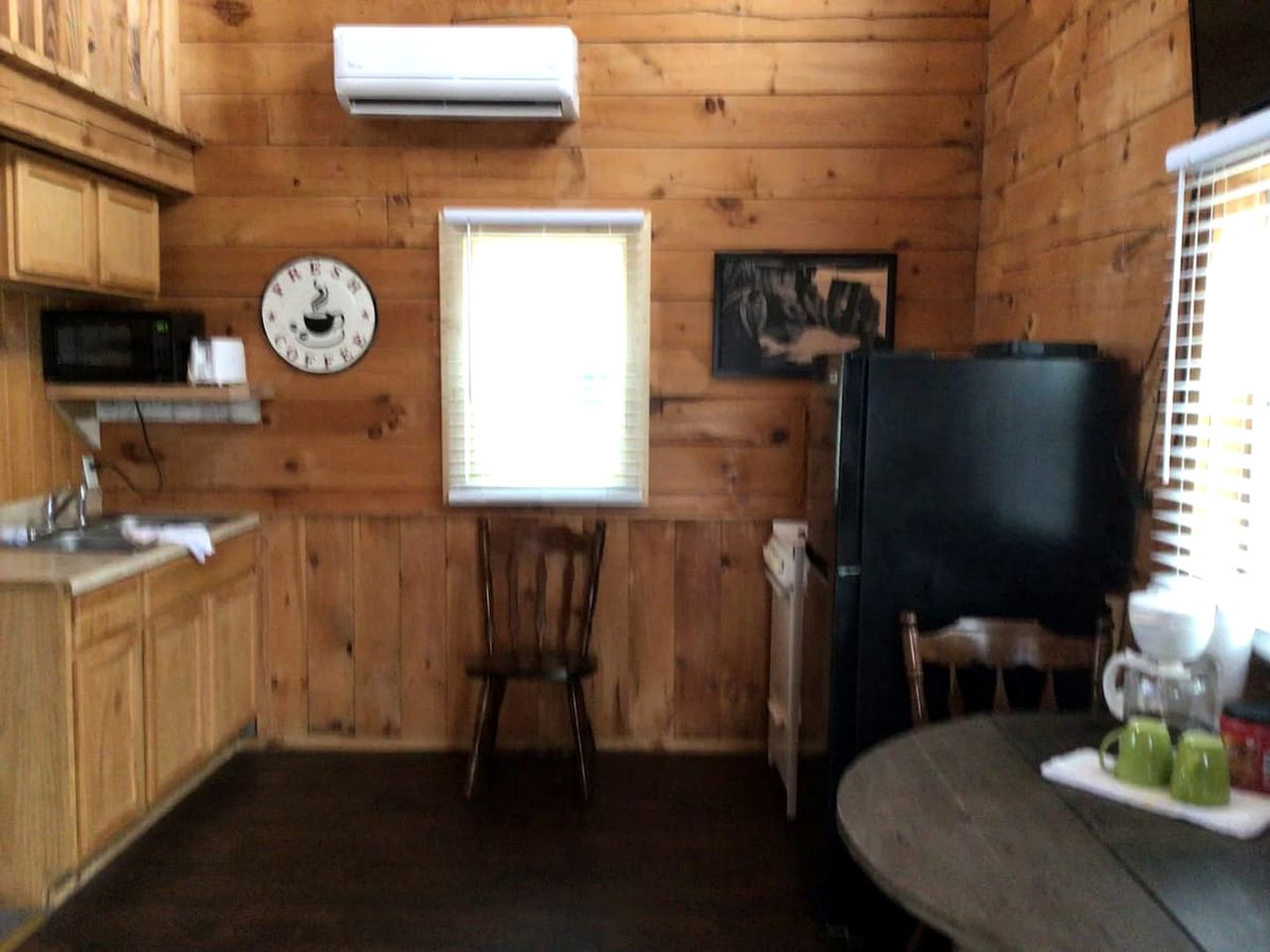 Cozy Log Cabin Retreat near Green River Lake State Park, Perfect for a Weekend of Fishing