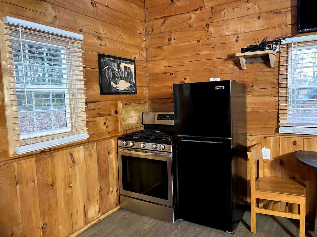 Cozy Log Cabin Retreat near Green River Lake State Park, Perfect for a Weekend of Fishing