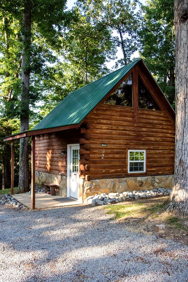 Cozy Log Cabin Retreat near Green River Lake State Park, Perfect for a Weekend of Fishing