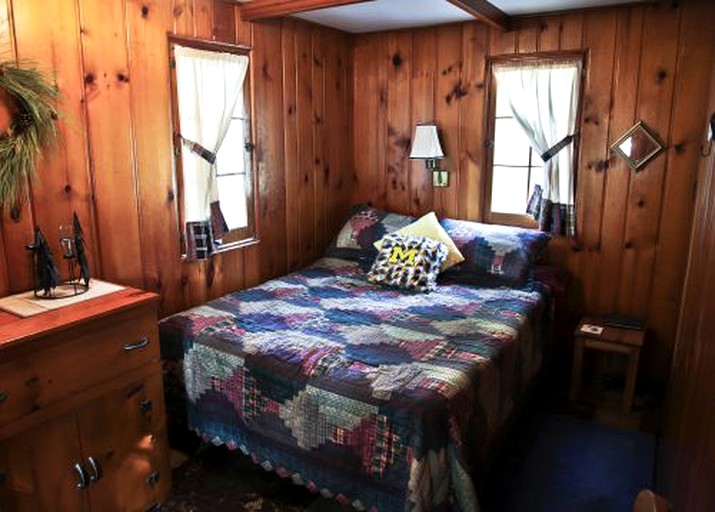 Cabins (United States of America, Carp Lake, Michigan)