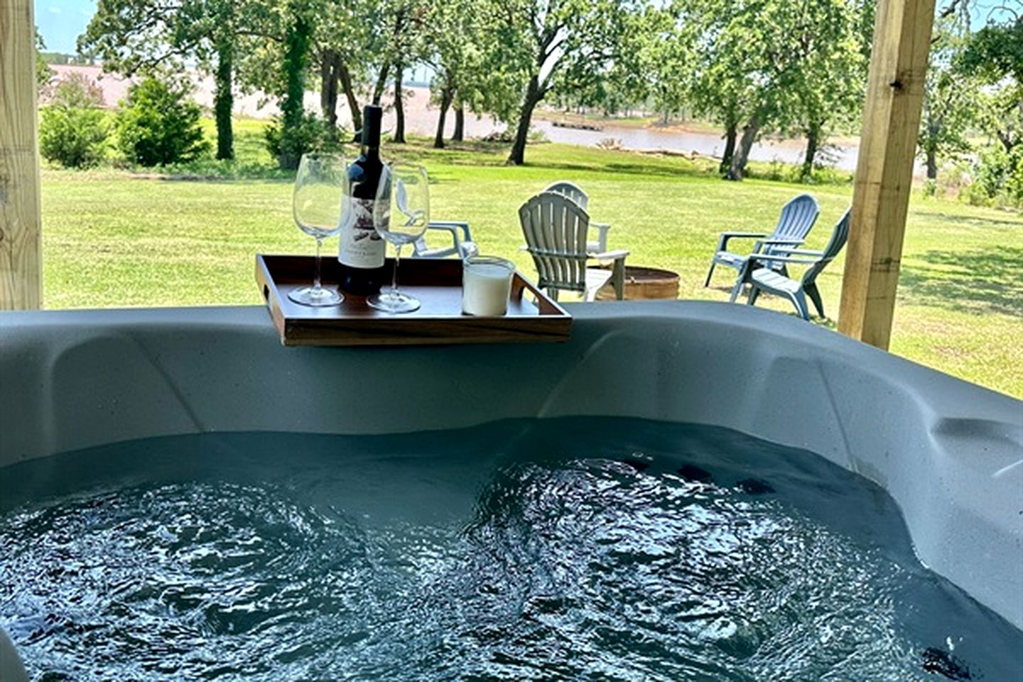 Lakeside Nature Retreat: Private Cabin, Outdoor Jacuzzi, Stunning Views in Madill, Oklahoma