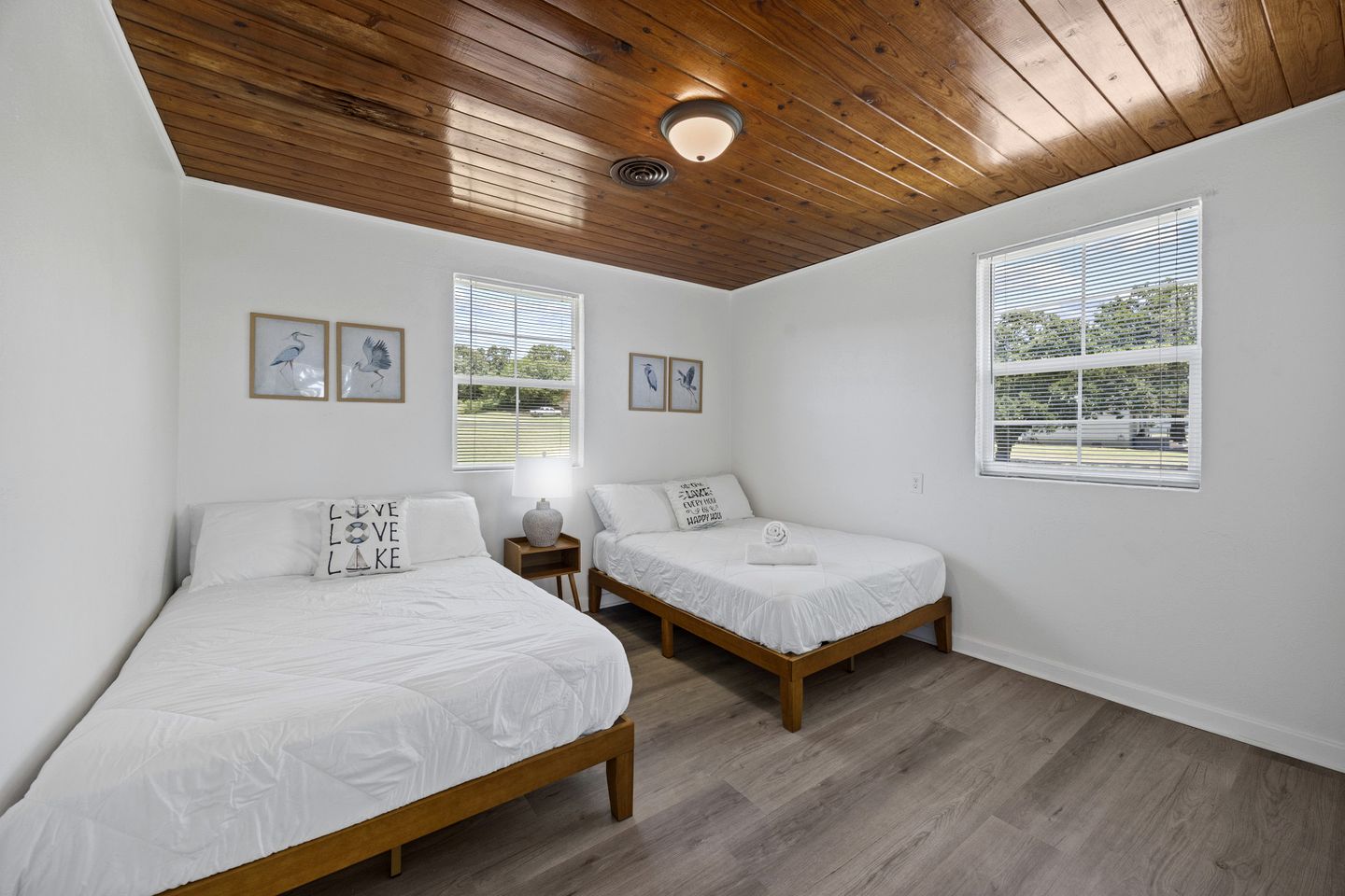 Lakeside Nature Retreat: Private Cabin, Outdoor Jacuzzi, Stunning Views in Madill, Oklahoma