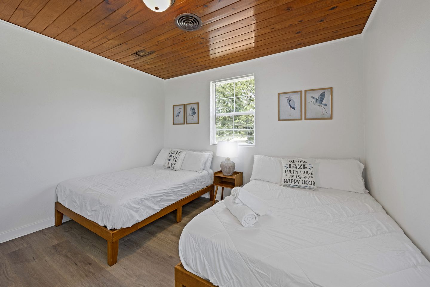 Lakeside Nature Retreat: Private Cabin, Outdoor Jacuzzi, Stunning Views in Madill, Oklahoma