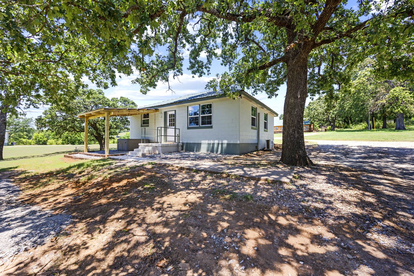Lakeside Nature Retreat: Private Cabin, Outdoor Jacuzzi, Stunning Views in Madill, Oklahoma