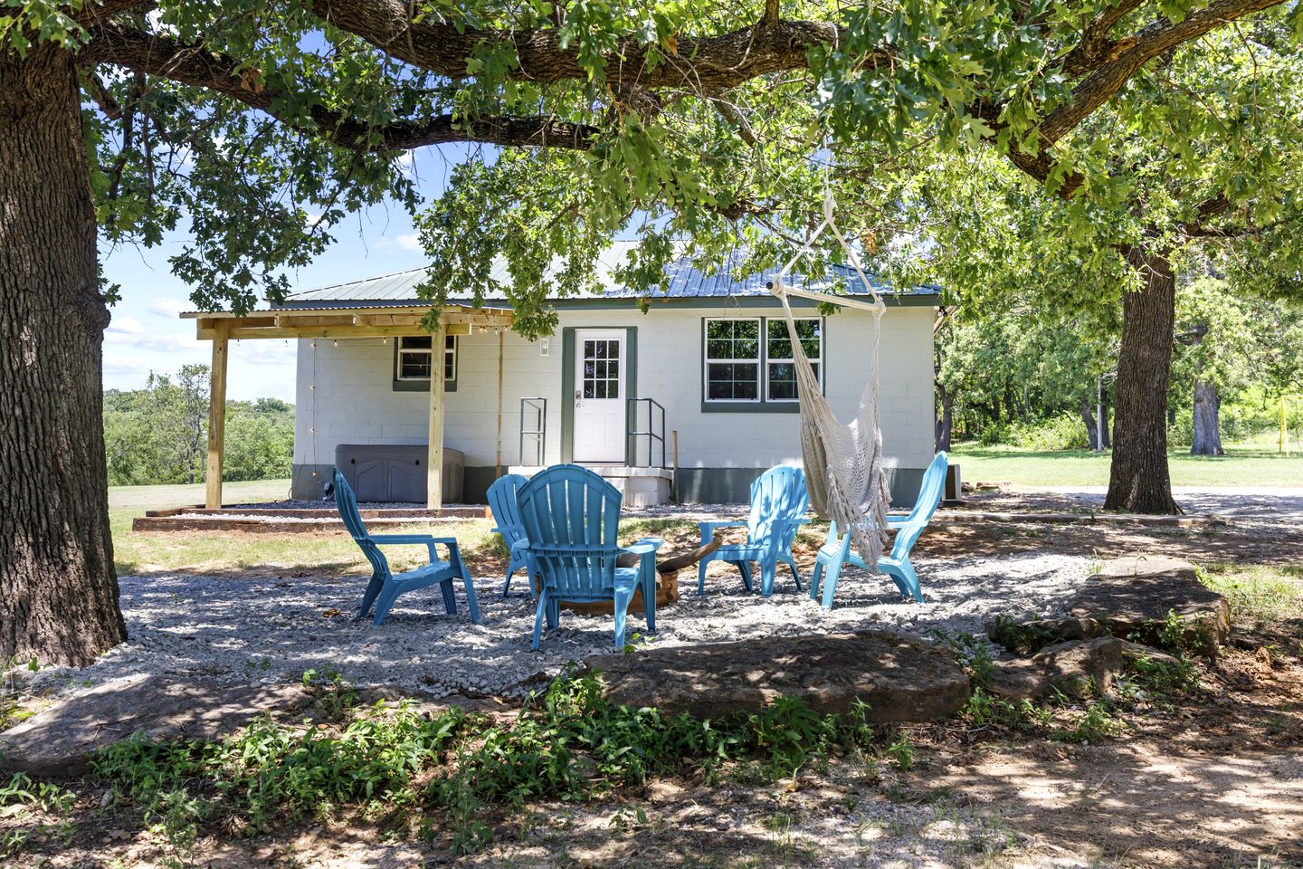 Lakeside Nature Retreat: Private Cabin, Outdoor Jacuzzi, Stunning Views in Madill, Oklahoma