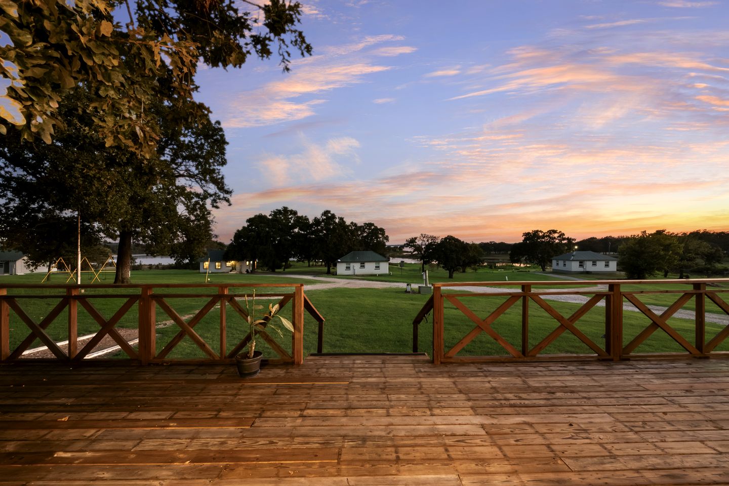 Lakeside Nature Retreat: Private Cabin, Outdoor Jacuzzi, Stunning Views in Madill, Oklahoma