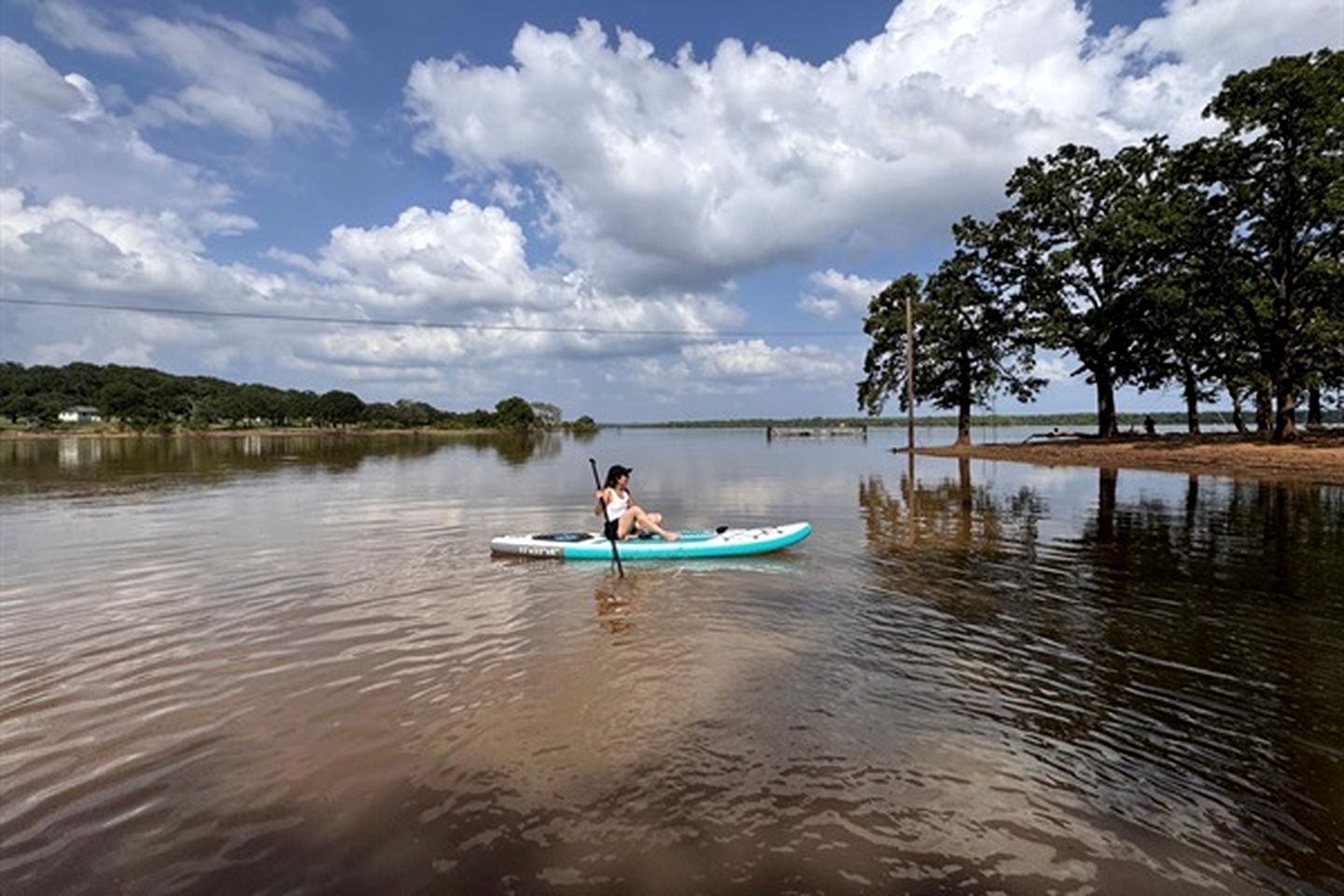 Lakeside Nature Retreat: Private Cabin, Outdoor Jacuzzi, Stunning Views in Madill, Oklahoma