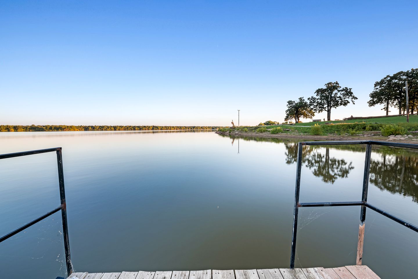 Lakeside Nature Retreat: Private Cabin, Outdoor Jacuzzi, Stunning Views in Madill, Oklahoma