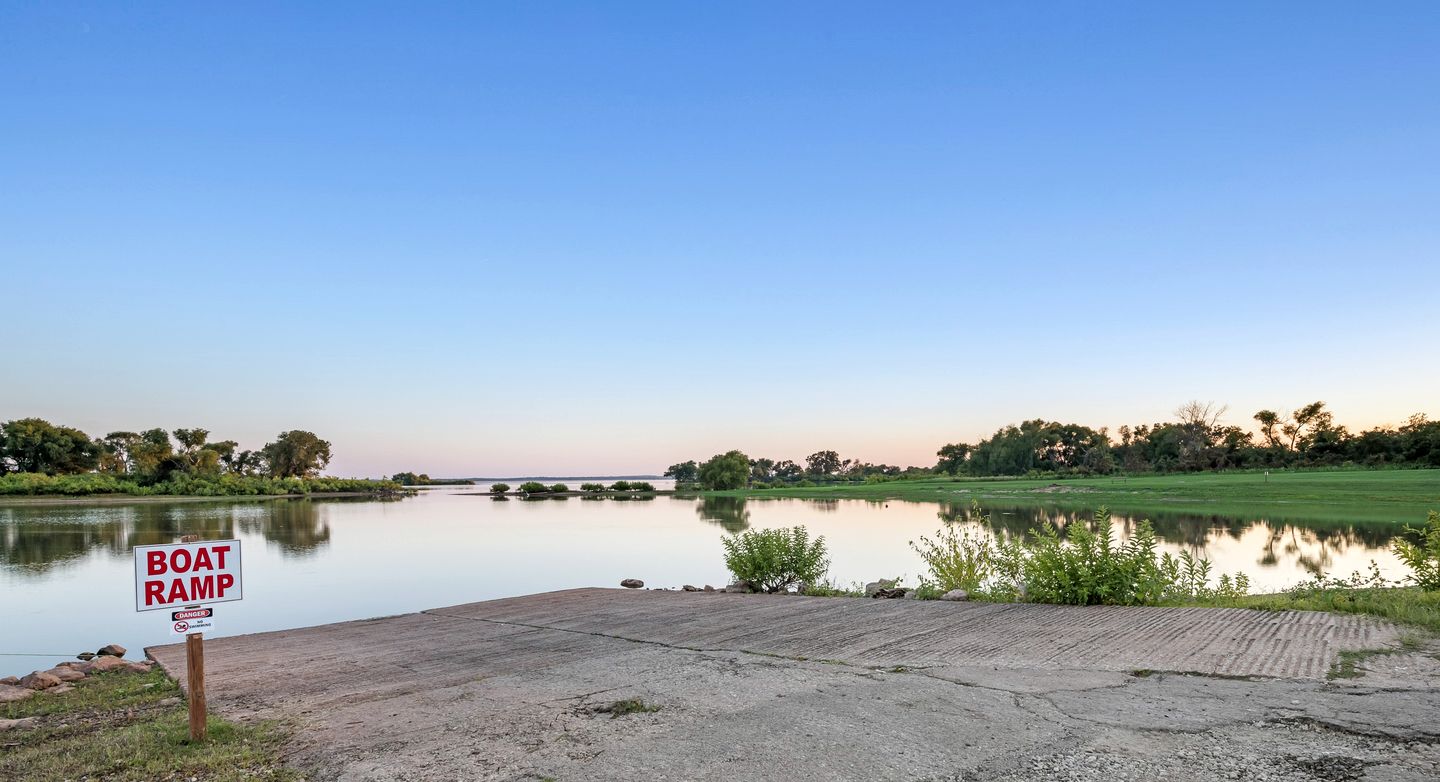 Lakeside Nature Retreat: Private Cabin, Outdoor Jacuzzi, Stunning Views in Madill, Oklahoma