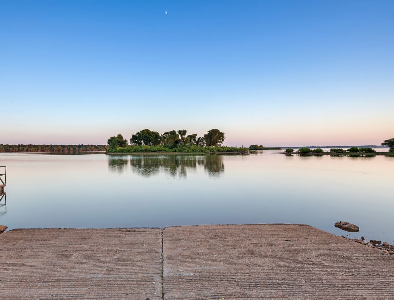 Lakeside Nature Retreat: Private Cabin, Outdoor Jacuzzi, Stunning Views in Madill, Oklahoma