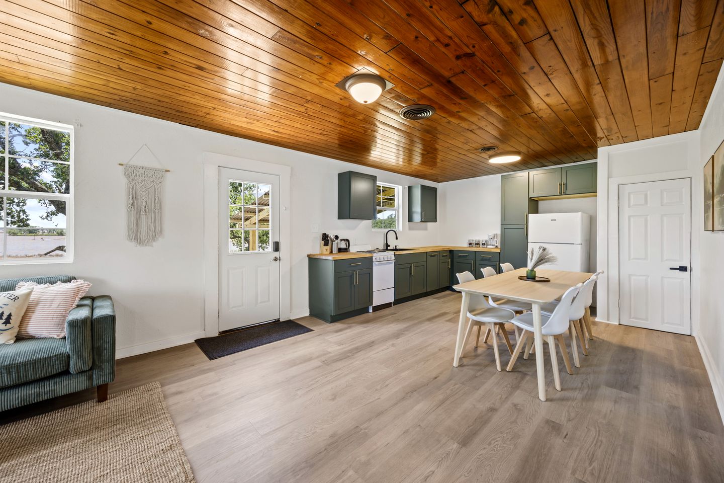 Lakeside Nature Retreat: Private Cabin, Outdoor Jacuzzi, Stunning Views in Madill, Oklahoma