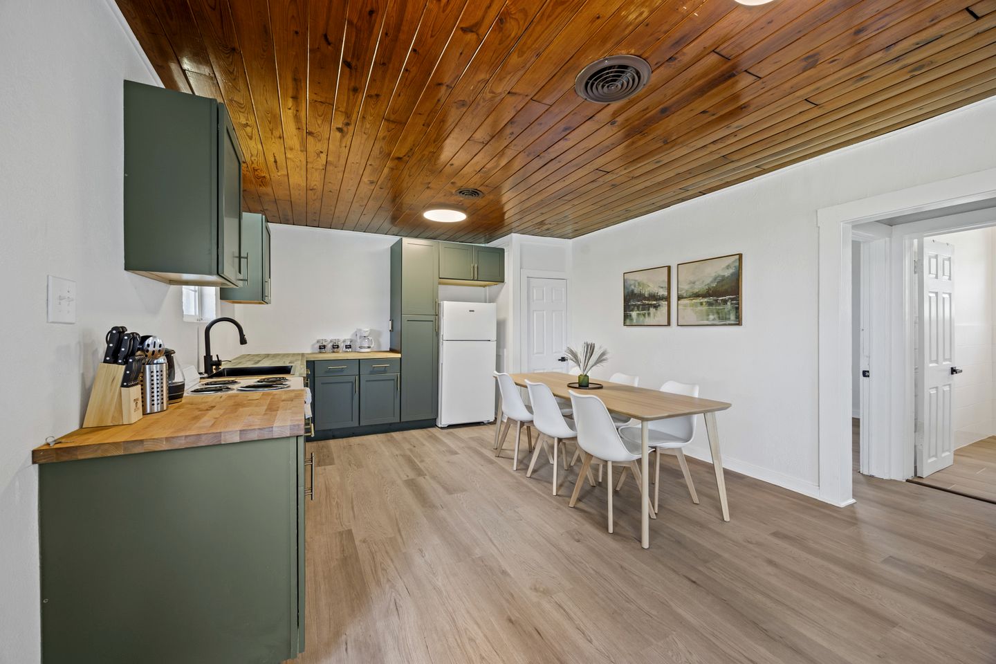 Lakeside Nature Retreat: Private Cabin, Outdoor Jacuzzi, Stunning Views in Madill, Oklahoma