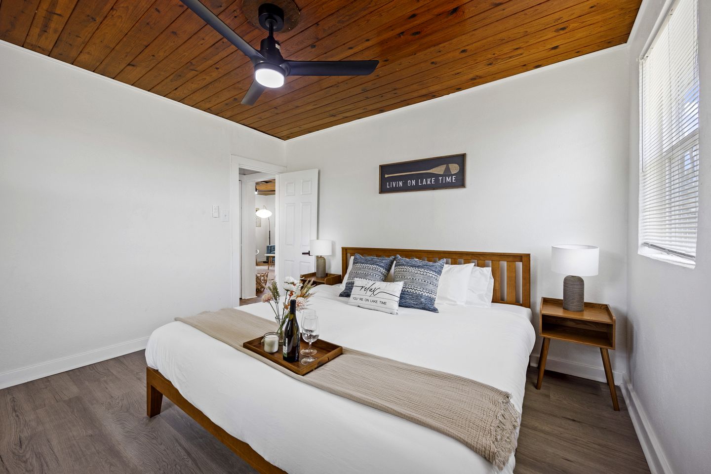 Lakeside Nature Retreat: Private Cabin, Outdoor Jacuzzi, Stunning Views in Madill, Oklahoma