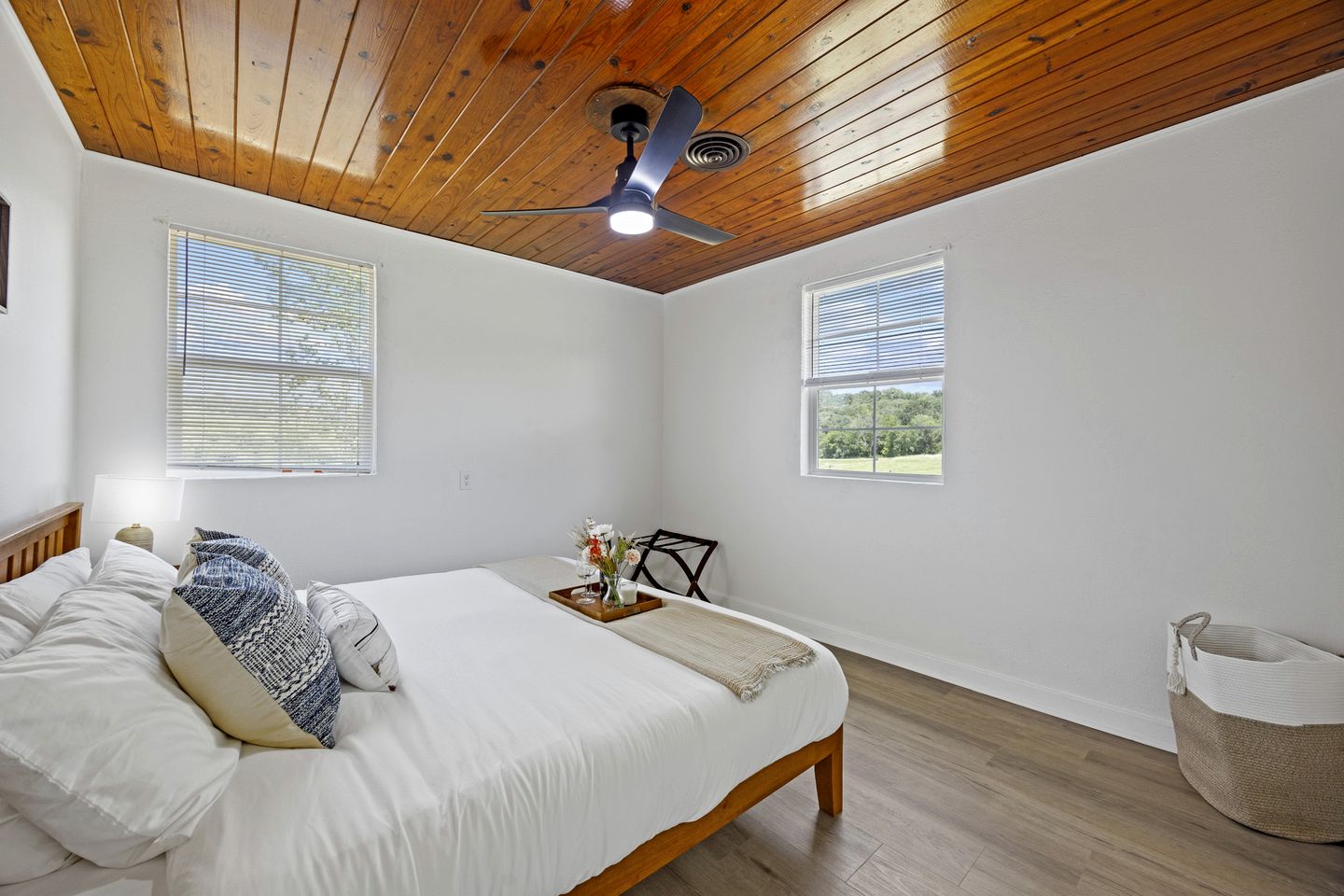 Lakeside Nature Retreat: Private Cabin, Outdoor Jacuzzi, Stunning Views in Madill, Oklahoma