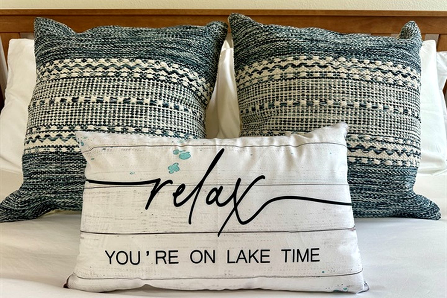 Lakeside Nature Retreat: Private Cabin, Outdoor Jacuzzi, Stunning Views in Madill, Oklahoma