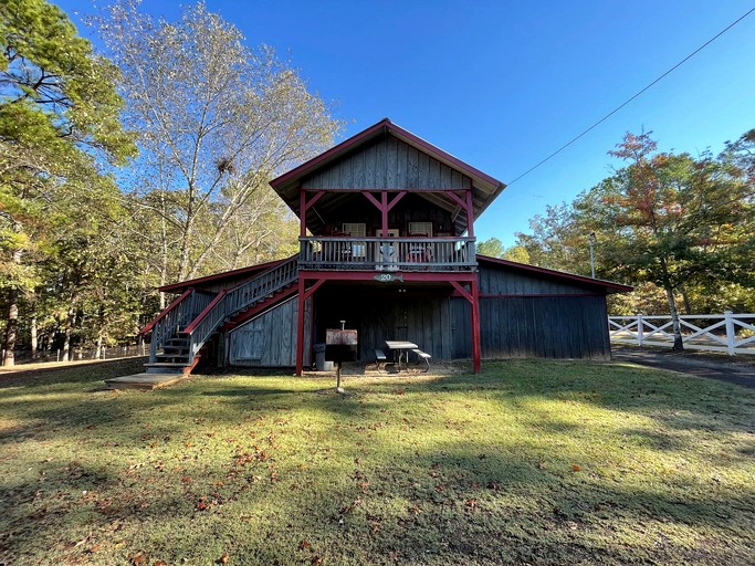 Charming Cabin with Scenic Wooded Views near Zwolle, Louisiana