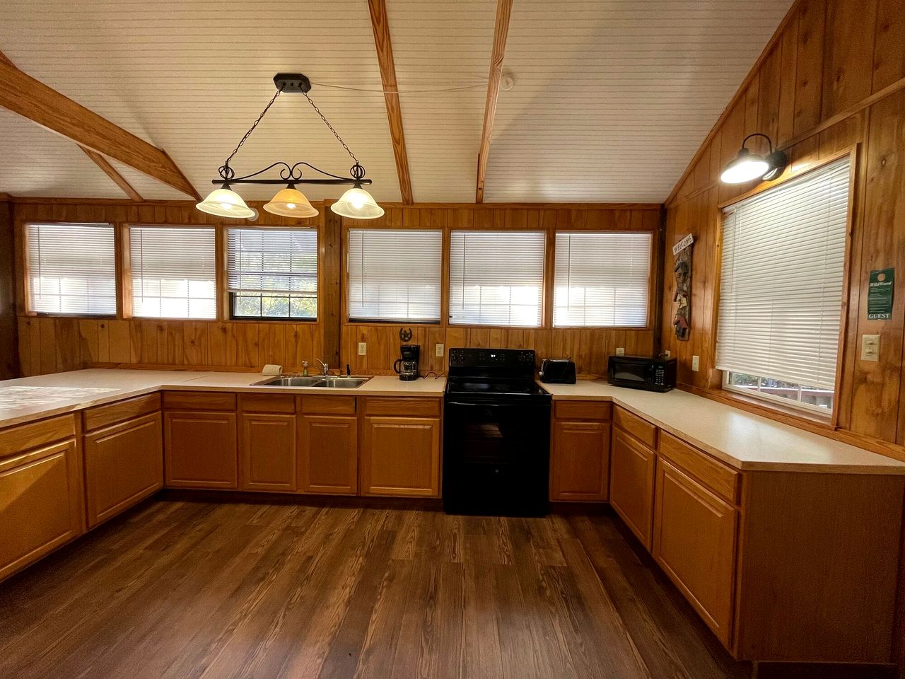 Charming Cabin with Scenic Wooded Views near Zwolle, Louisiana