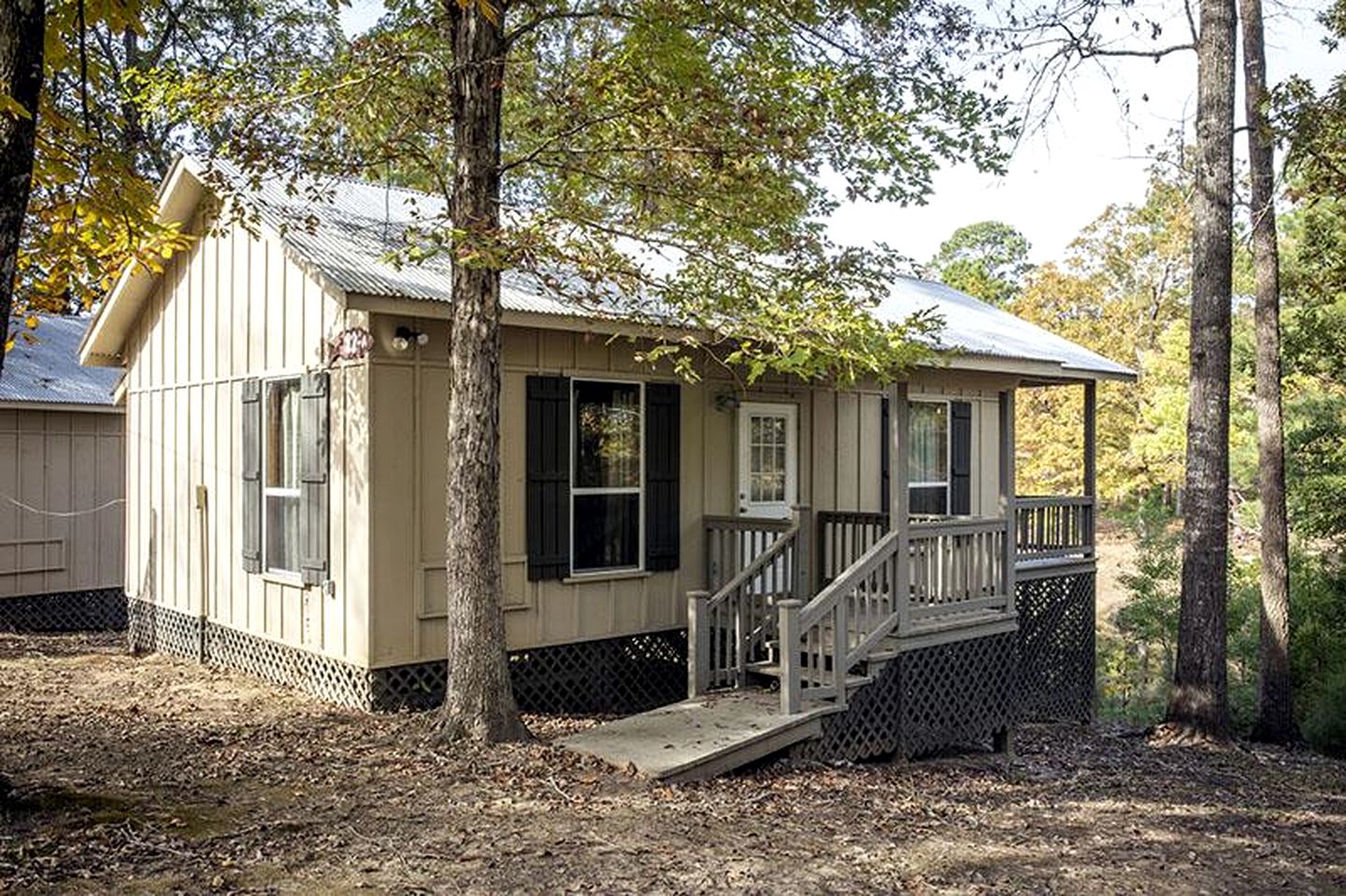 Charming Pondview Cabin with Resort Amenities near Zwolle, Louisiana