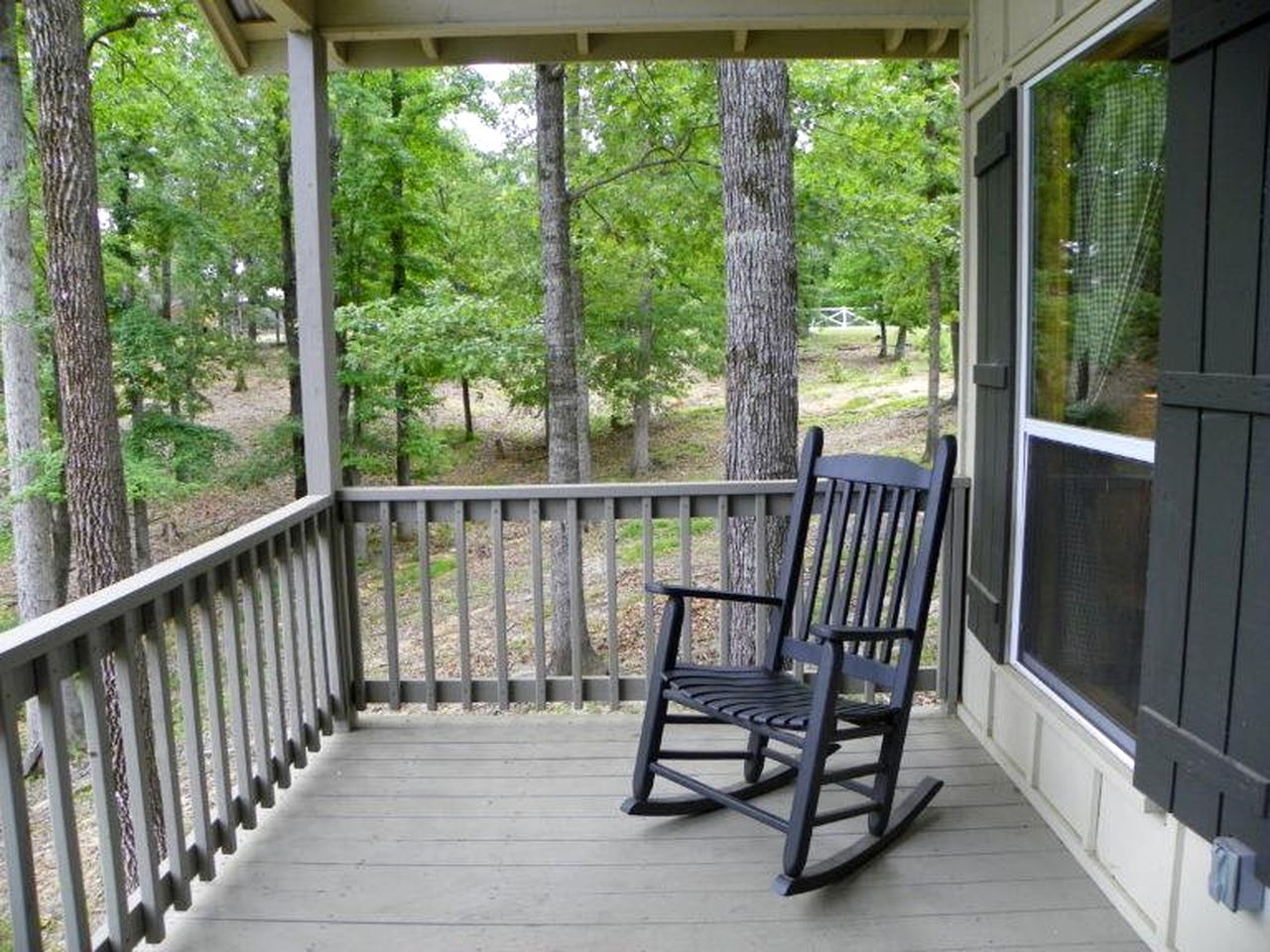 Charming Pondview Cabin with Resort Amenities near Zwolle, Louisiana
