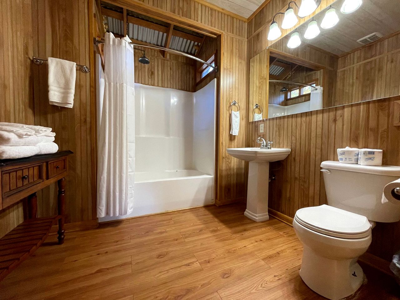 Charming Pondview Cabin with Resort Amenities near Zwolle, Louisiana