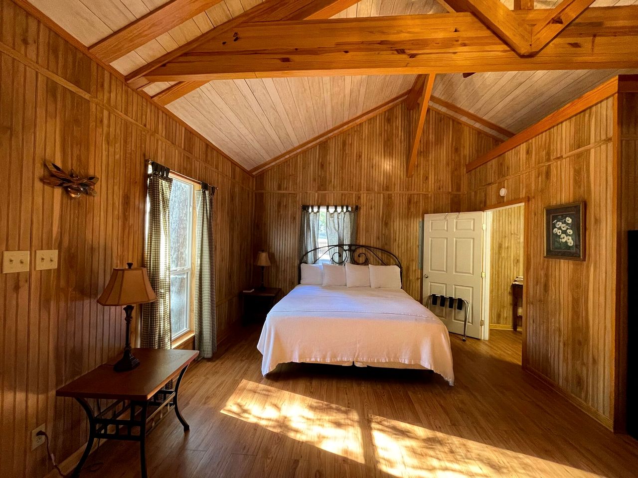 Charming Pondview Cabin with Resort Amenities near Zwolle, Louisiana