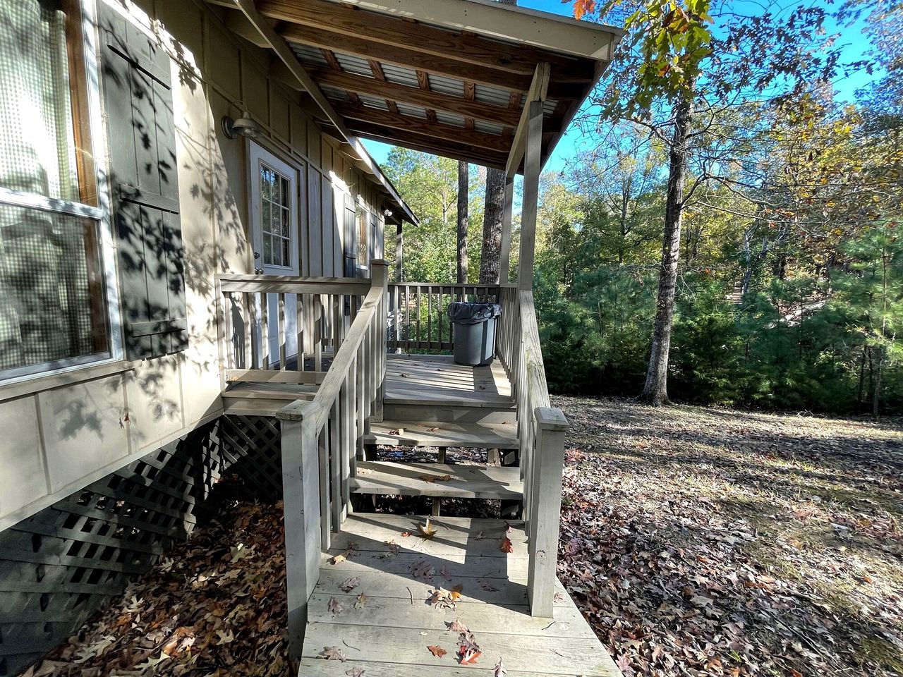 Charming Pondview Cabin with Resort Amenities near Zwolle, Louisiana