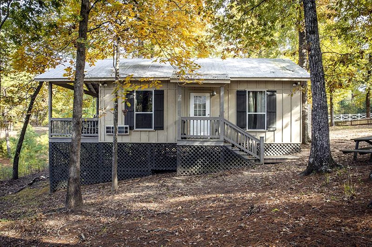 Scenic Waterfront Cabin with Covered Porch Overlooking Private Pond near Zwolle, Louisiana