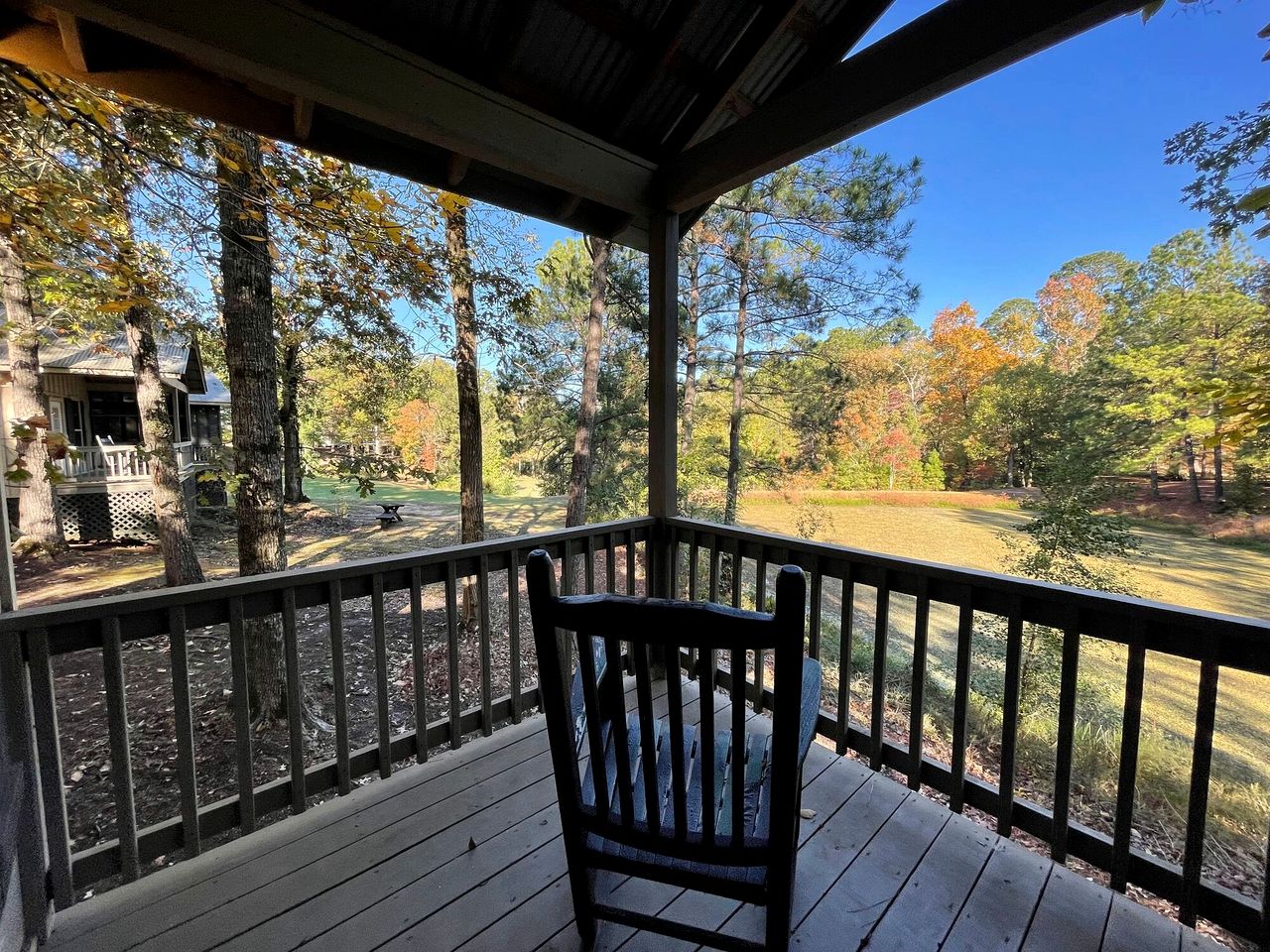 Scenic Waterfront Cabin with Covered Porch Overlooking Private Pond near Zwolle, Louisiana
