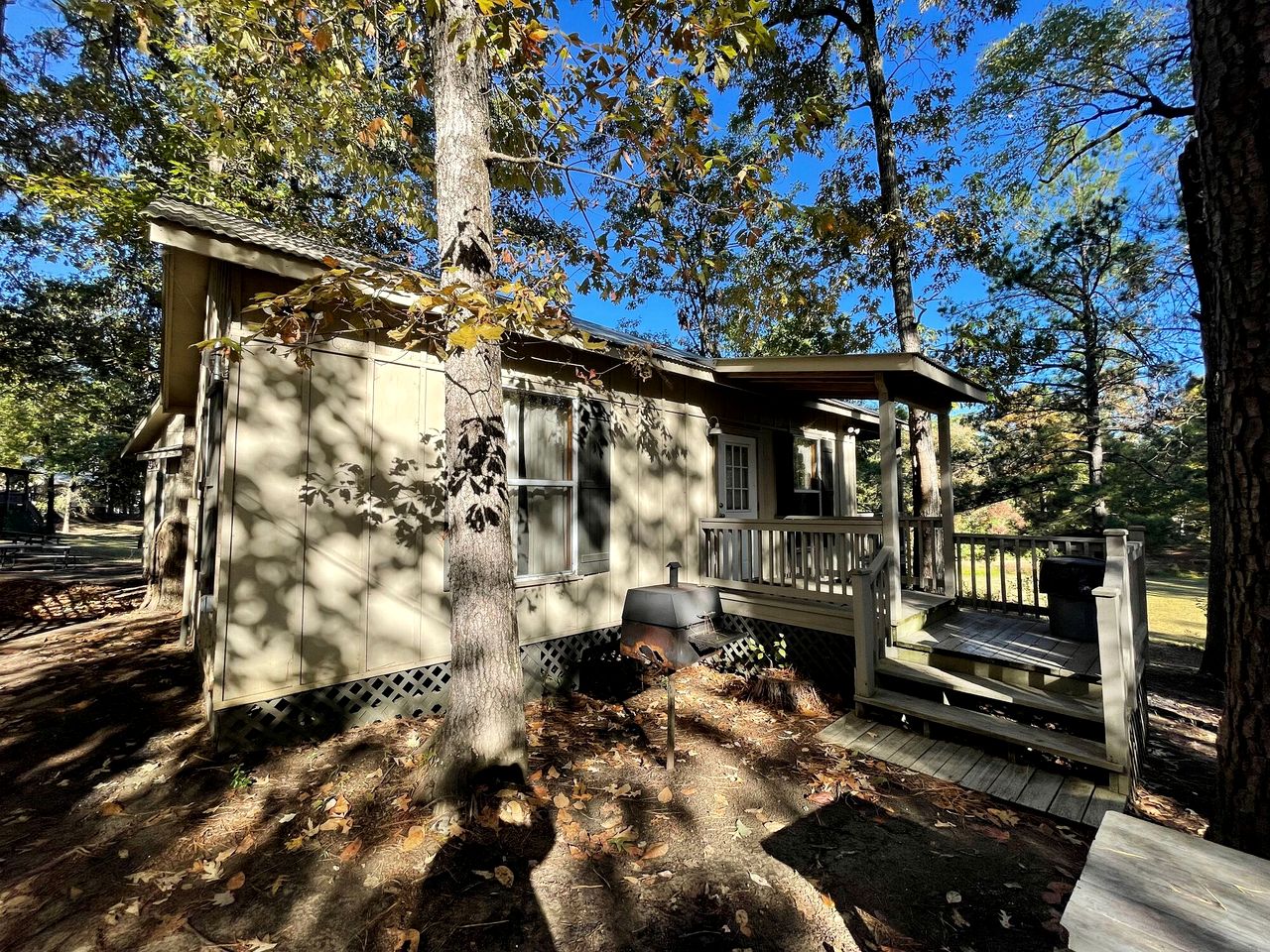 Scenic Waterfront Cabin with Private Pond and Outdoor Amenities near Zwolle, Louisiana